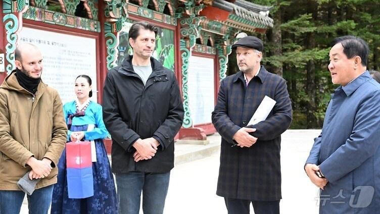 본문 이미지 - 올해 세계올림픽도시연맹 총회가 지난 22일부터 나흘간의 일정으로 강원 평창에서 추진된 가운데, 심재국 평창군수가 일정 첫날인 22일 평창 오대산 월정사에서 총회 관계자들이 이야기를 나누는 모습. &#40;평창군 제공. 재판매 및 DB금지&#41; 2025.10.22/뉴스1 ⓒ News1 신관호 기자