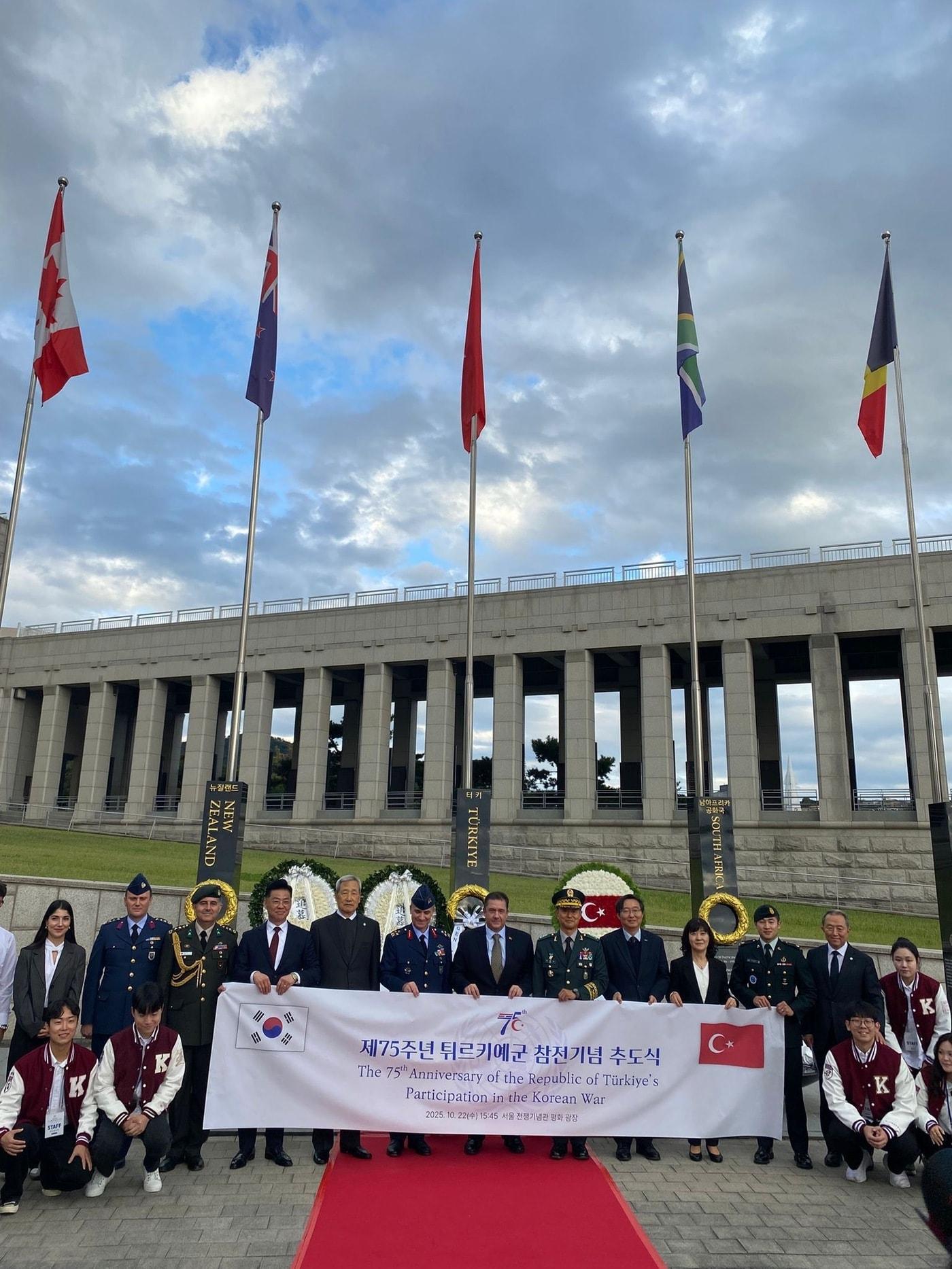 본문 이미지 - 22일 오후 3시 45분 서울 용산구 전쟁기념관 평화의 광장에서 &#39;제75주년 튀르키예군 참전기념 추도식&#39;이 열렸다. &#40;주한튀르키예대사관 제공&#41;/뉴스1