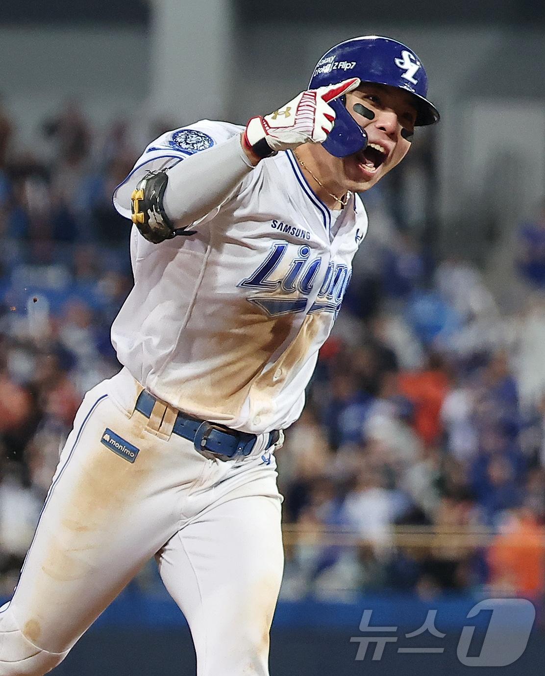 본문 이미지 - 22일 오후 대구 삼성라이온즈파크에서 열린 프로야구 2025 신한 SOL뱅크 KBO 플레이오프 4차전 한화 이글스와 삼성 라이온즈의 경기, 삼성 김영웅이 6회말 1사 1,3루 상황 동점 스리런 홈런을 친 뒤 포효하고 있다. 2025.10.22/뉴스1 ⓒ News1 김진환 기자