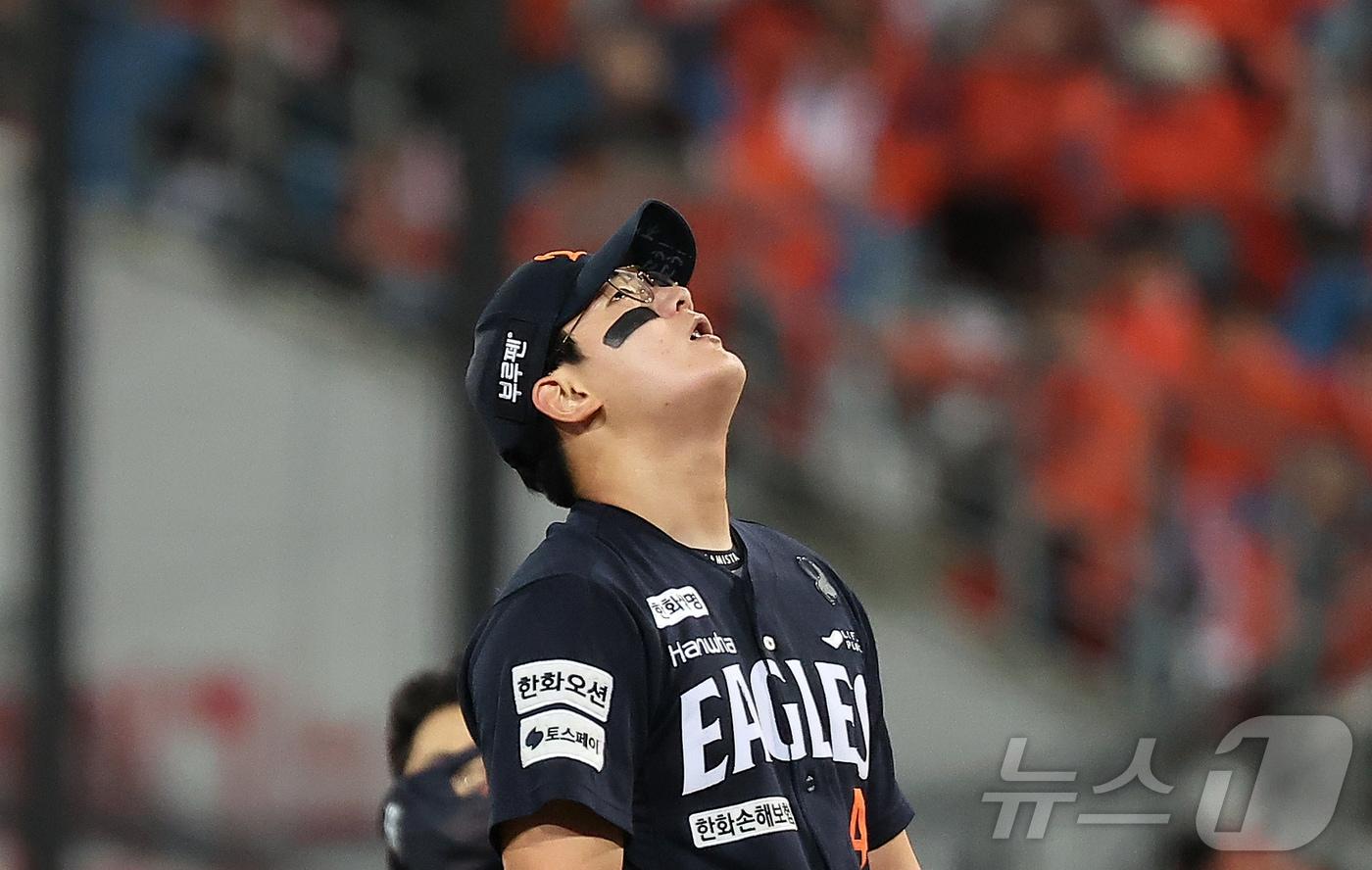 22일 오후 대구 삼성라이온즈파크에서 열린 프로야구 2025 신한 SOL뱅크 KBO 플레이오프 4차전 한화 이글스와 삼성 라이온즈의 경기, 한화 김서현이 6회말 2사 1,2루 상황 교체를 앞두고 아쉬워하고 있다. 2025.10.22/뉴스1 ⓒ News1 김진환 기자