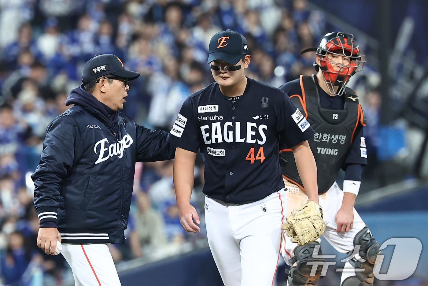 고개 숙인 한화 이글스 마무리 투수 김서현&#40;가운데&#41;. 2025.10.22/뉴스1 ⓒ News1 김성진 기자