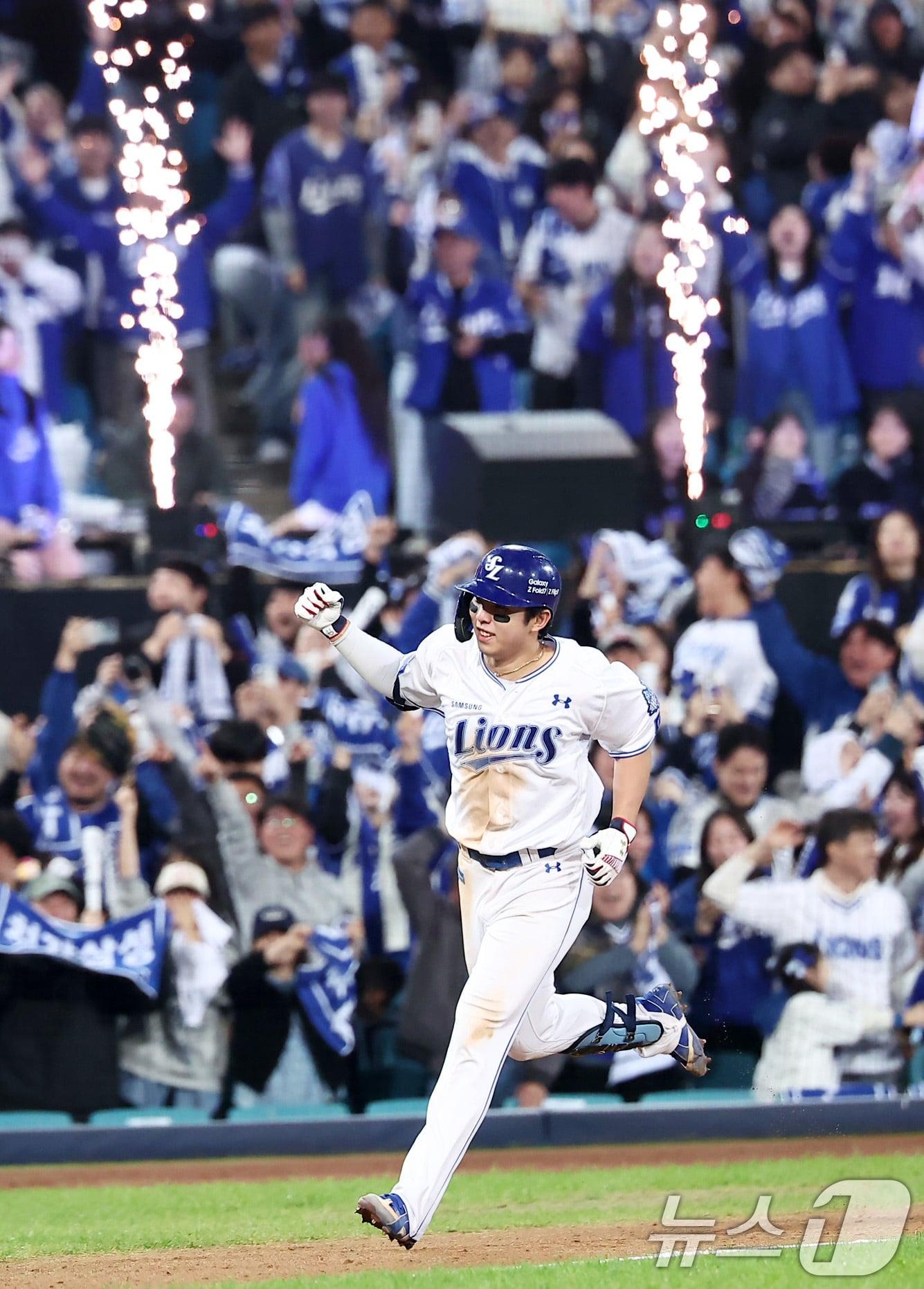 본문 이미지 - 22일 대구삼성라이온즈파크에서 열린 2025 신한 SOL뱅크 KBO 포스트시즌 플레이오프 4차전 한화 이글스와 삼성 라이온즈의 경기, 삼성 김영웅이 7회말 1사 1,2루 3점 홈런을 터뜨린 후 세리머니를 하고 있다. 2025.10.22/뉴스1 ⓒ News1 김성진 기자