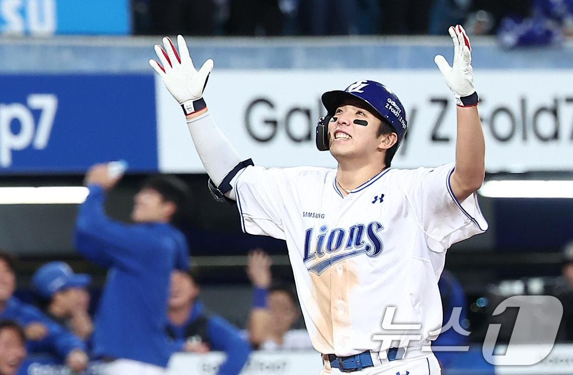 본문 이미지 - 22일 대구삼성라이온즈파크에서 열린 2025 신한 SOL뱅크 KBO 포스트시즌 플레이오프 4차전 한화 이글스와 삼성 라이온즈의 경기, 삼성 김영웅이 7회말 1사 1,2루 3점 홈런을 터뜨린 후 세리머니를 하고 있다. 2025.10.22/뉴스1 ⓒ News1 김성진 기자