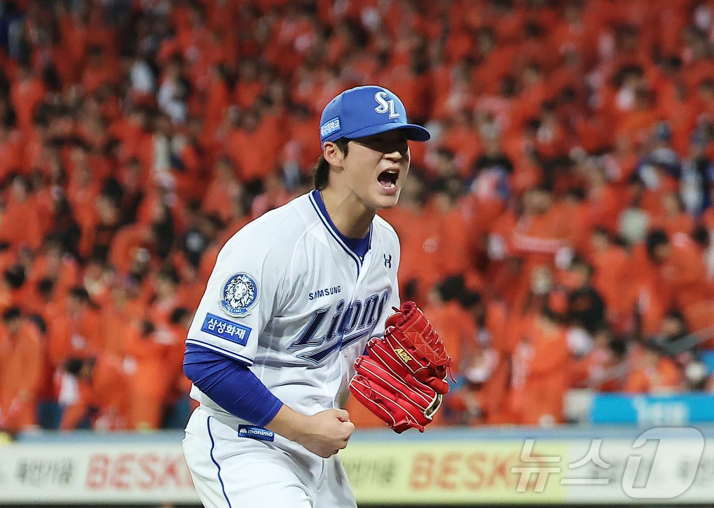 본문 이미지 - 22일 오후 대구 삼성라이온즈파크에서 열린 프로야구 2025 신한 SOL뱅크 KBO 플레이오프 4차전 한화 이글스와 삼성 라이온즈의 경기, 삼성 이호성이 8회초 무실점으로 이닝을 막은 뒤 포효하고 있다. 2025.10.22 ⓒ 뉴스1 김진환 기자