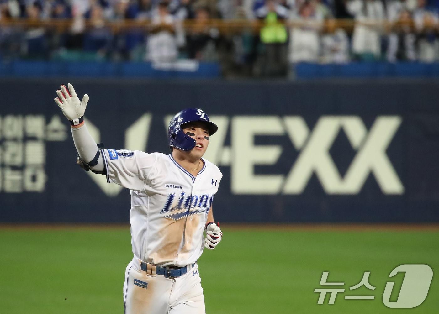 본문 이미지 - 22일 오후 대구 삼성라이온즈파크에서 열린 프로야구 2025 신한 SOL뱅크 KBO 포스트시즌 플레이오프 4차전 삼성 라이온즈와 한화 이글스의 경기, 삼성 김영웅이 7회말 1사 1,2루 연타석 3점 홈런을 터뜨린 뒤 기뻐하고 있다. ⓒ News1 공정식 기자