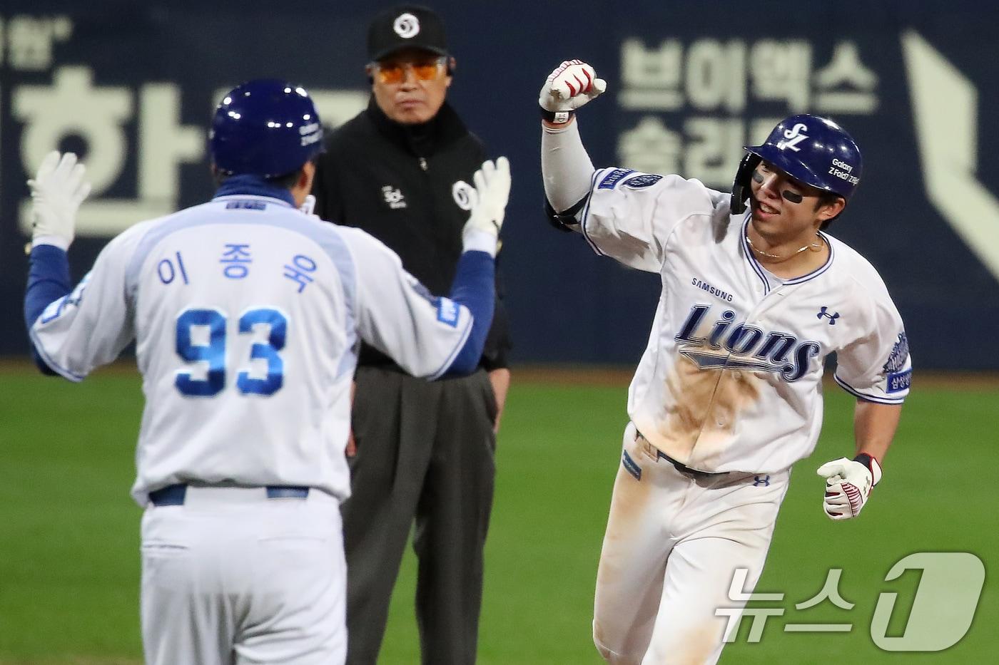 22일 오후 대구 삼성라이온즈파크에서 열린 프로야구 2025 신한 SOL뱅크 KBO 포스트시즌 플레이오프 4차전 삼성 라이온즈와 한화 이글스의 경기, 삼성 김영웅이 7회말 1사 1,2루 연타석 3점 홈런을 터뜨린 뒤 기뻐하고 있다. 2025.10.22/뉴스1 ⓒ News1 공정식 기자