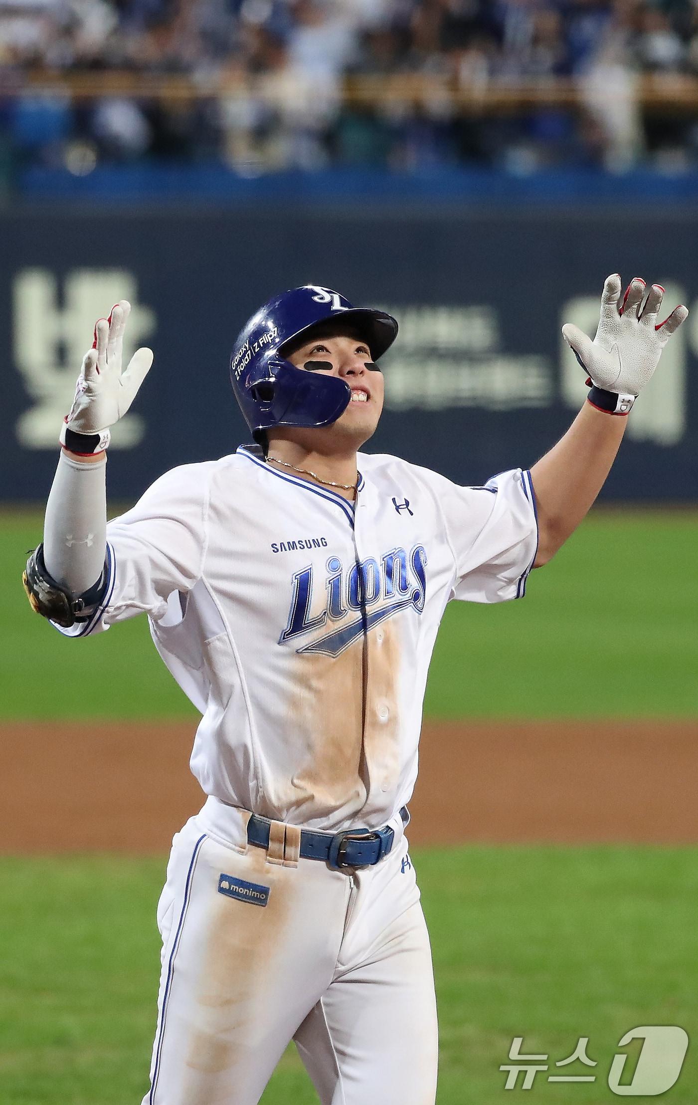 본문 이미지 - 22일 오후 대구 삼성라이온즈파크에서 열린 프로야구 2025 신한 SOL뱅크 KBO 포스트시즌 플레이오프 4차전 삼성 라이온즈와 한화 이글스의 경기, 삼성 김영웅이 7회말 1사 1,2루 연타석 3점 홈런을 터뜨린 뒤 기뻐하고 있다. 2025.10.22/뉴스1 ⓒ News1 공정식 기자