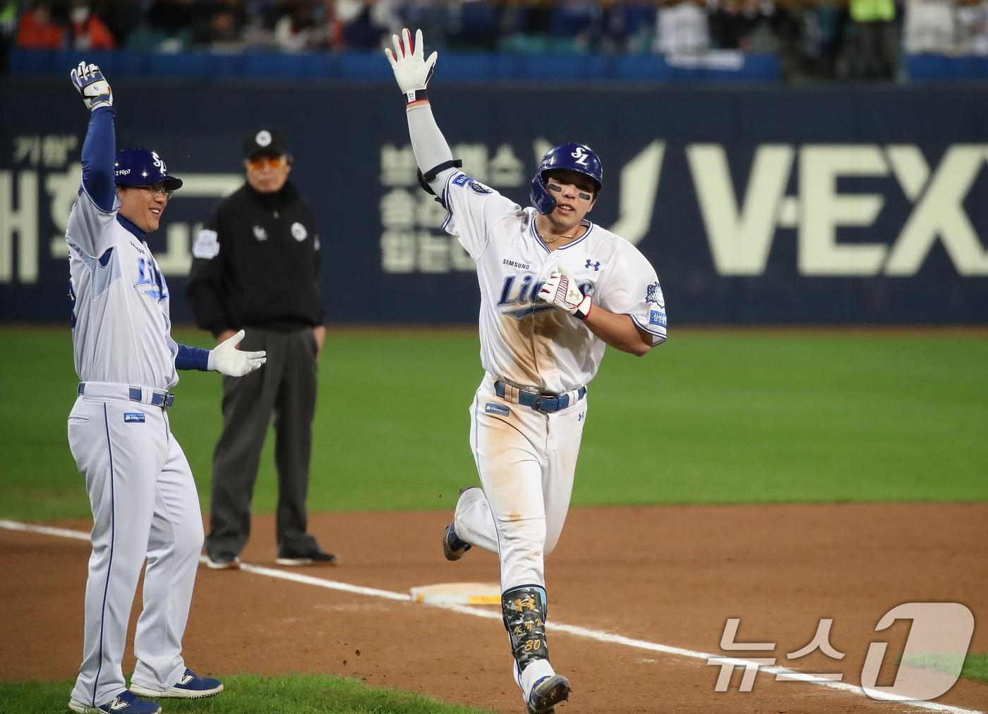 본문 이미지 - 22일 오후 대구 삼성라이온즈파크에서 열린 프로야구 2025 신한 SOL뱅크 KBO 포스트시즌 플레이오프 4차전 삼성 라이온즈와 한화 이글스의 경기, 삼성 김영웅이 7회말 1사 1,2루 연타석 3점 홈런을 터뜨린 뒤 기뻐하고 있다. 2025.10.22/뉴스1 ⓒ News1 공정식 기자