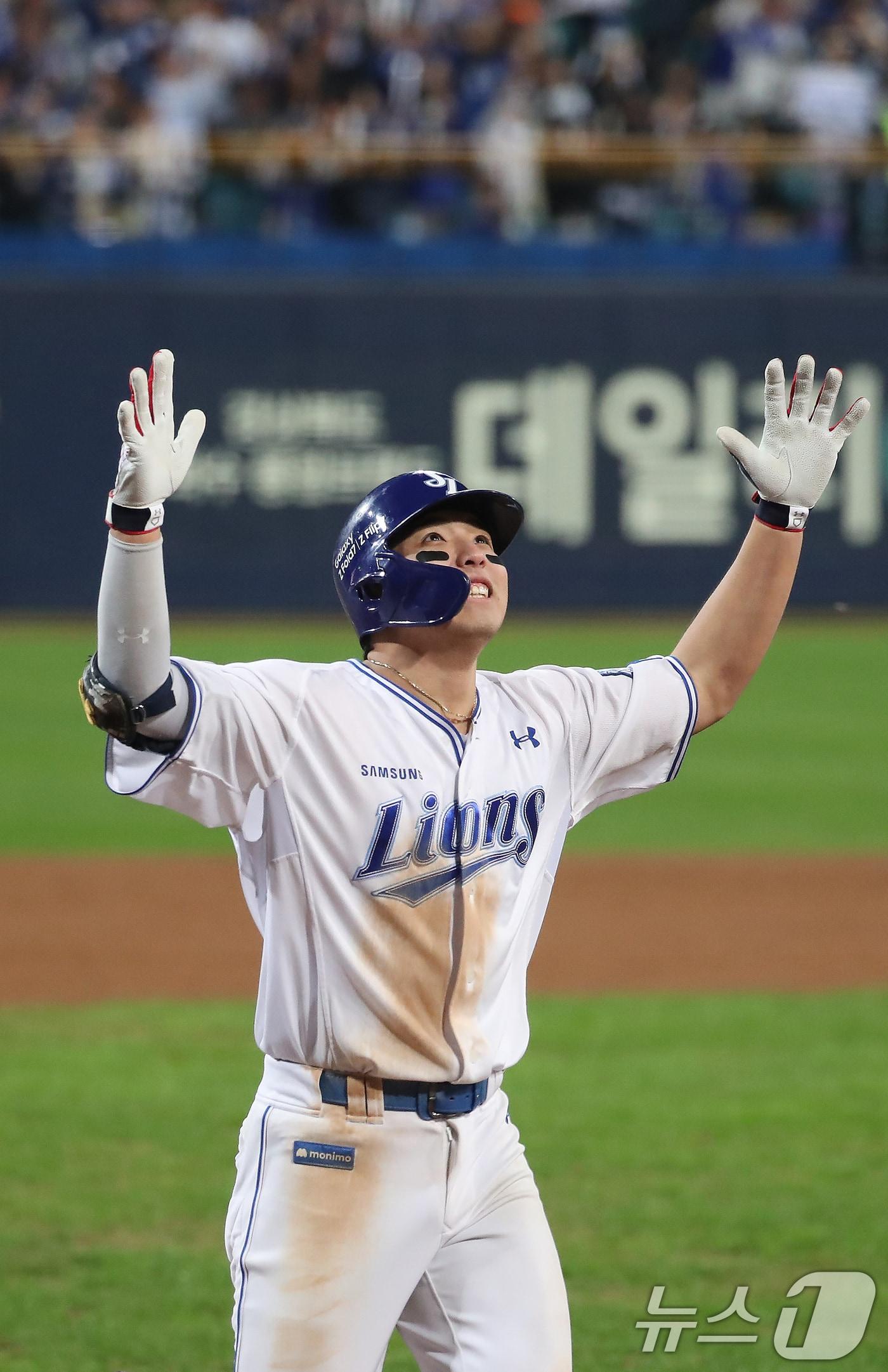 본문 이미지 - 22일 오후 대구 삼성라이온즈파크에서 열린 프로야구 2025 신한 SOL뱅크 KBO 포스트시즌 플레이오프 4차전 삼성 라이온즈와 한화 이글스의 경기, 삼성 김영웅이 7회말 1사 1,2루 연타석 3점 홈런을 터뜨린 뒤 기뻐하고 있다. 2025.10.22 ⓒ 뉴스1 공정식 기자