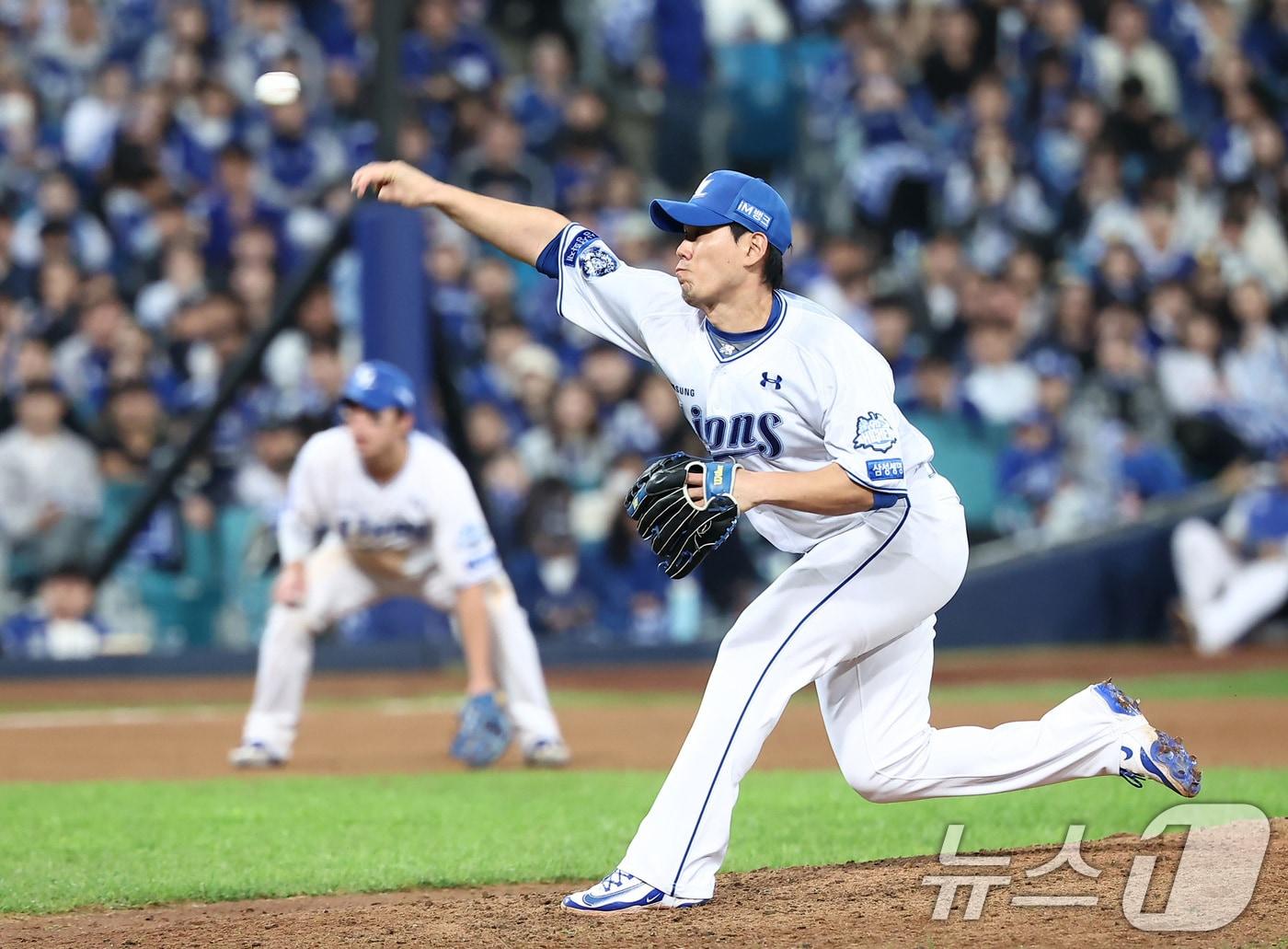 본문 이미지 - 22일 대구삼성라이온즈파크에서 열린 2025 신한 SOL뱅크 KBO 포스트시즌 플레이오프 4차전 한화 이글스와 삼성 라이온즈의 경기, 삼성 마무리 김재윤이 9회초 마운드에 올라 투구하고 있다. 2025.10.22 ⓒ 뉴스1 김성진 기자