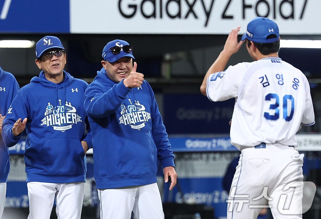 본문 이미지 - 22일 대구삼성라이온즈파크에서 열린 2025 신한 SOL뱅크 KBO 포스트시즌 플레이오프 4차전 한화 이글스와 삼성 라이온즈의 경기에서 7-4로 승리를 거둔 삼성 박진만 감독이 김영웅에게 엄지 손가락을 치켜보이고 있다. 2025.10.22/뉴스1 ⓒ News1 김성진 기자