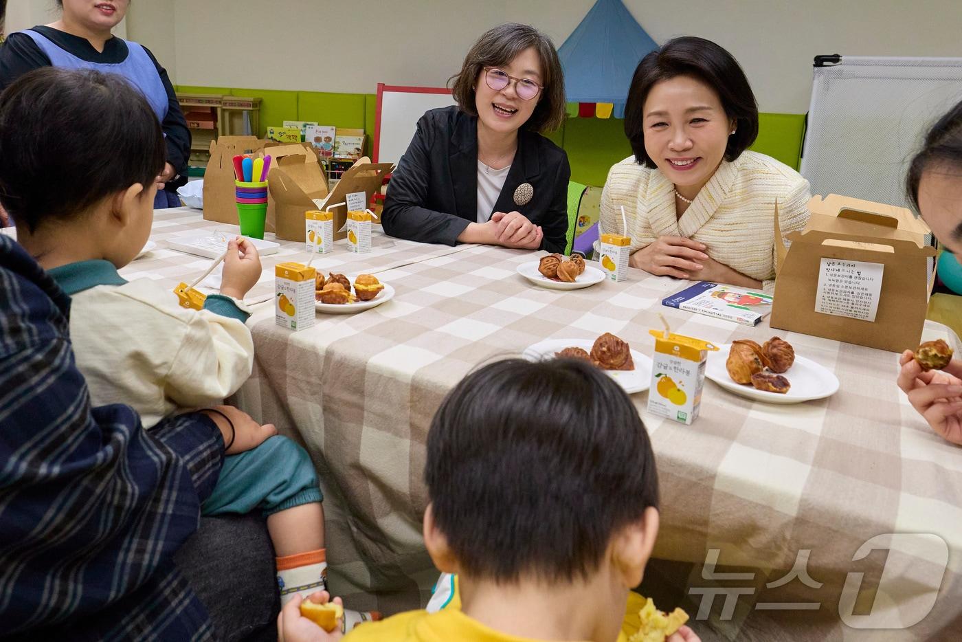 김혜경 여사가 22일 경기도 성남시에 위치한 한부모가족복지시설을 찾아 어린이들을 바라보고 있다. &#40;대통령실 제공. 재판매 및 DB 금지&#41; 2025.10.22/뉴스1 ⓒ News1 이재명 기자