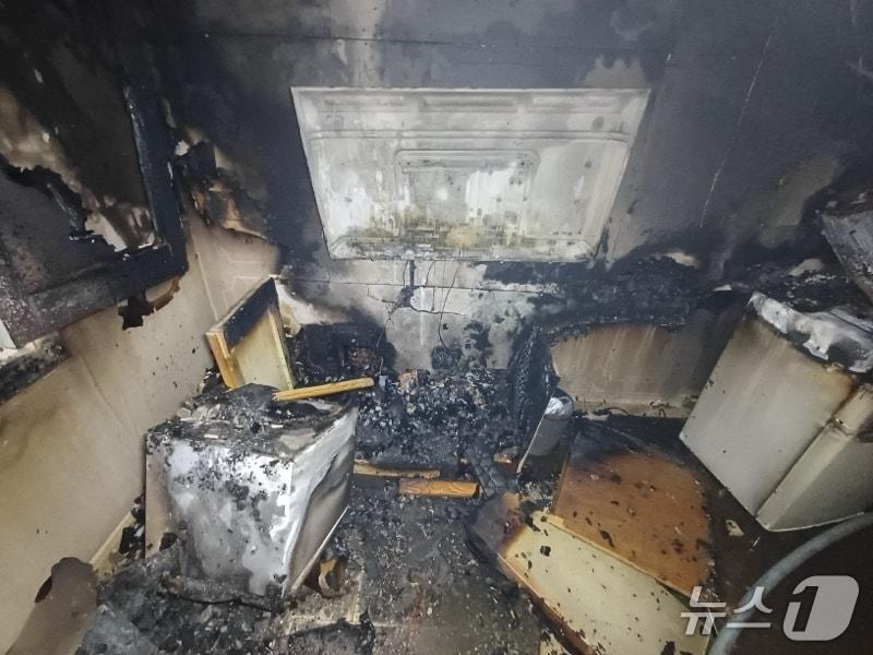 본문 이미지 -  보령 숙박시설 화재 현장. (보령소방서 제공, 재판매 및 DB금지) / 뉴스1