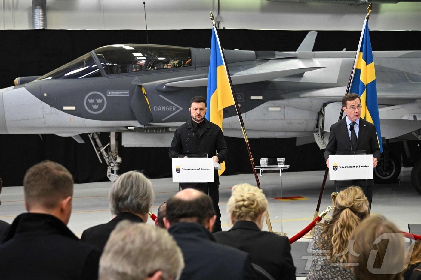 22일(현지시간) 스웨덴 린셰핑에서 공동 기자회견을 진행하는 울프 크리스테르손 스웨덴 총리(오른쪽)와 볼로디미르 젤렌스키 우크라이나 대통령/ 2025.10.22ⓒ AFP=뉴스1