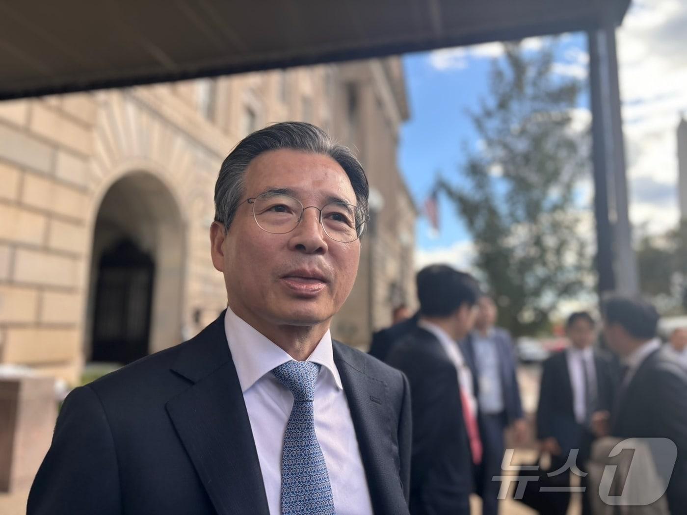 본문 이미지 - 김용범 대통령실 정책실장이 22일&#40;현지시간&#41; 미국 워싱턴DC 상무부서 김정관 산업통상자원부 장관과 함께 미국 측 하워드 러트닉 상무장관과 만나 한미 관세 후속 협상을 진행한 뒤 취재진 질문에 답하고 있다. 2025.10.22. ⓒ News1 류정민 특파원