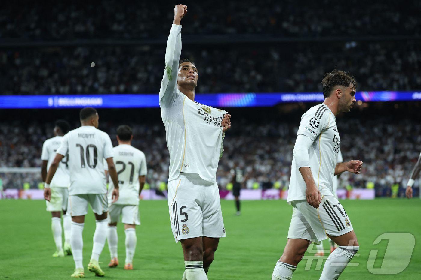 레알 마드리드 주드 벨링엄&#40;5번&#41;이 23일&#40;한국시간&#41; 열린 2025-26 UEFA 챔피언스리그 유벤투스전에서 결승 골을 넣은 뒤 기뻐하고 있다. ⓒ AFP=뉴스1