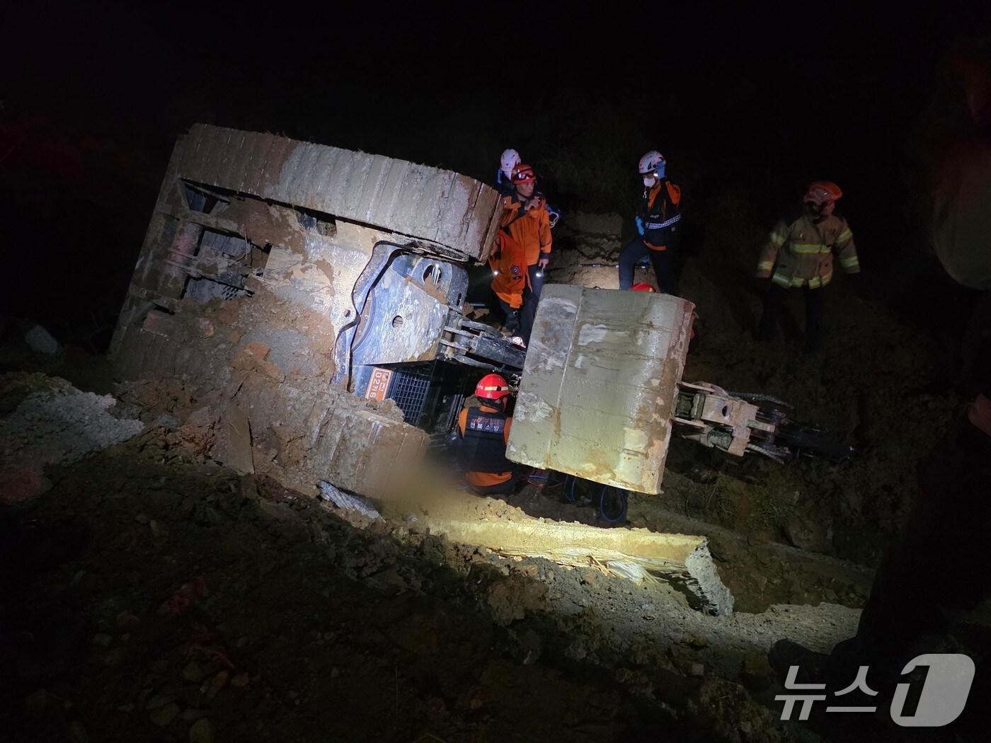 본문 이미지 - 군산 굴삭기 전도 사고 현장.(전북소방본부 제공. 재판매 및 DB금지)