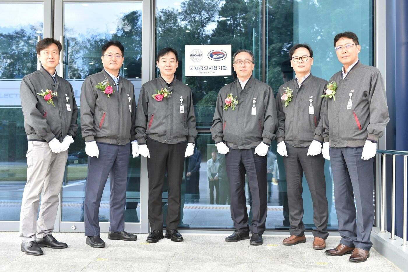 LS일렉트릭 ‘R-센터’가 KOLAS(Korea Laboratory Accreditation Scheme; 한국인정기구)로부터 공인시험기관 인정을 취득, 22일 시험기관 현판식을 가졌다. (사진 왼쪽 두번째부터) 서장철 전력개발본부 최고기술책임자(CTO) 상무, 오재석 생산·R&D 총괄 최고운영책임자(COO) 사장, 이상준 자동화 COO 전무.(LS일렉트릭 제공)