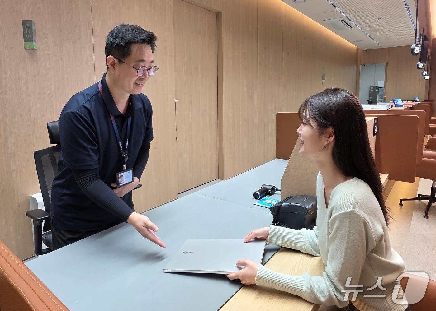 본문 이미지 - 삼성전자서비스의 전문 엔지니어에게 삼성 노트북 무료점검을 받고 있는 모습.(삼성전자 제공)