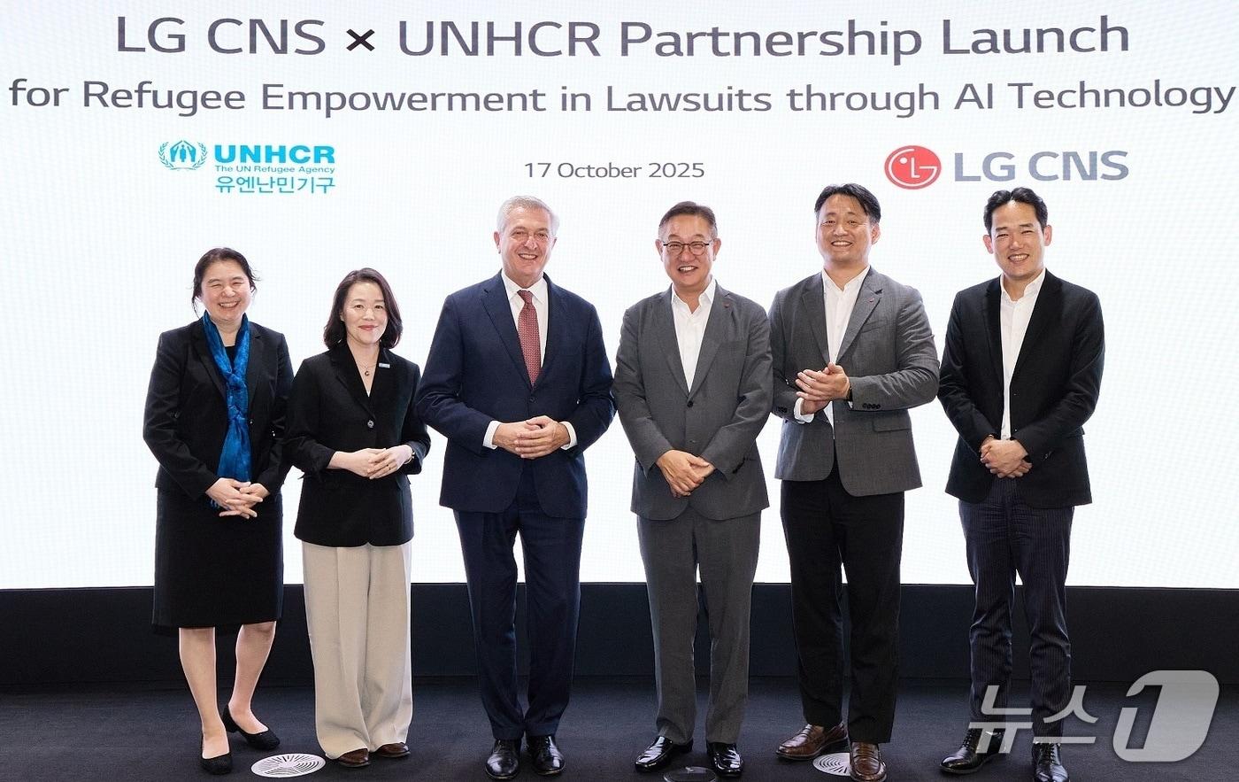 현신균 LG CNS CEO 사장&#40;오른쪽 세번째&#41;과 필리포 그란디 유엔난민기구 최고대표&#40;왼쪽 세번째&#41;가 파트너십 체결식에서 기념 사진을 찍고 있다.&#40;LG CNS 제공&#41;