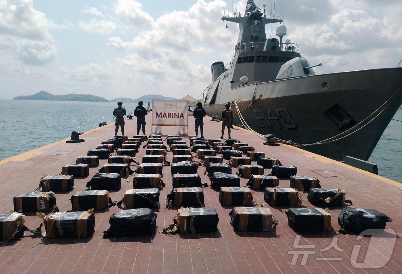  지난 5월 12일 멕시코 게레로주 아카풀코 이카코스에 있는 군사 기지에서 게레로주 해안에서 압수한 1.3톤의 코카인 패키지를 지키는 해군 장병들이 나와 있다. 2025.05.12. ⓒ AFP=뉴스1 ⓒ News1 이정환 기자