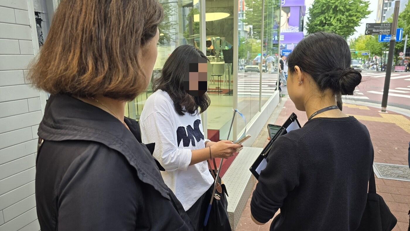 본문 이미지 - 서울시가 외국인 관광객 대상 무자격 관광안내사 근절을 위한 점검에서 가이드 자격증을 조회하고 있다. (서울시 제공)