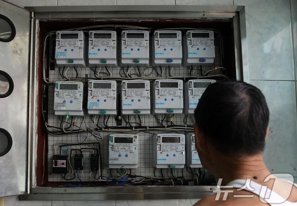 본문 이미지 - 한 다세대주택에서 한 어르신이 전기 계량기를 살펴보고 있다. 2024.9.22/뉴스1 ⓒ News1 오대일 기자