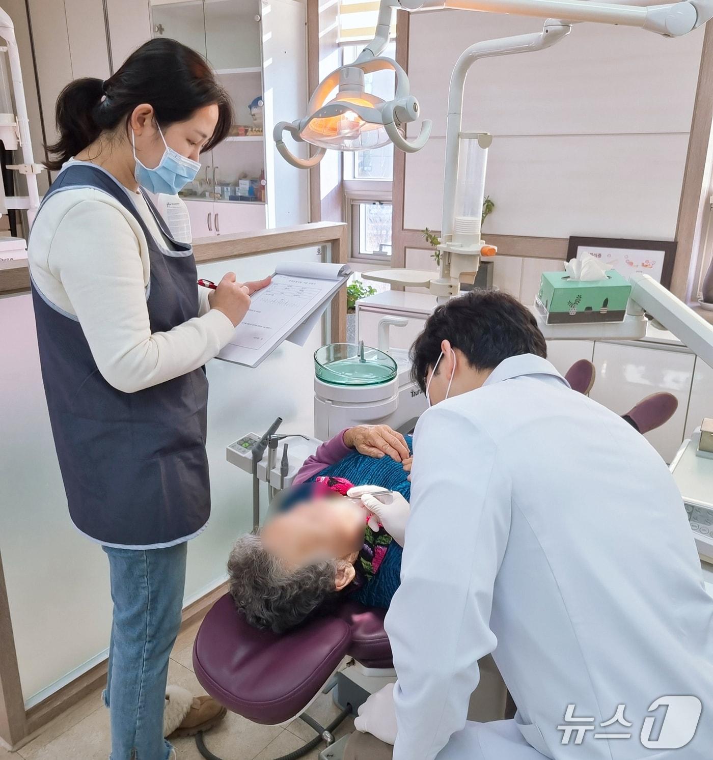 본문 이미지 - 지난 2월 서산시보건소에서 진행된 구강 및 건강 상태 검진 모습(서산시 제공. 재판매 및 DB금지)2025.10.23/뉴스1