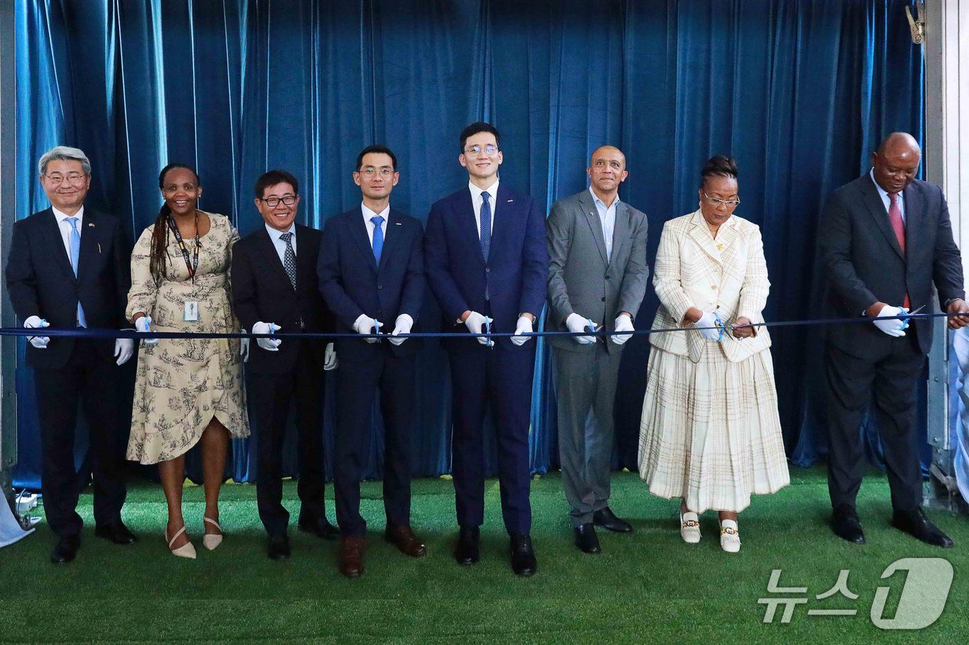 대한전선의 남아프리카공화국 생산법인인 '엠텍(M-TEC)'의 전력케이블 공장 확장 준공식에 참석한 주요 관계자들이 기념사진을 촬영하고 있다. 사진 왼쪽부터 주남아공 양동한 한국 대사, 에스콤(Eskom) 연구개발실장, 엠텍 신영수 법인장, 대한전선 김준석 부사장, 호반그룹 김대헌 기획총괄사장, 남아공 통상산업경쟁부(DTIC) 에너지부문장, CIH 회장, CIH 대표이사 (사진제공 = 대한전선) 