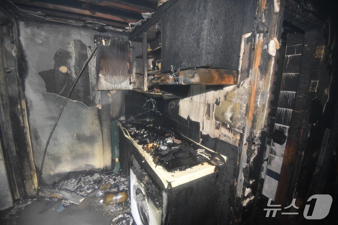 본문 이미지 - 22일 오후 11시32분께 대전 유성구 궁동의 한 지상 7층 공동주택 3층에서 불이 나 27분 만에 꺼졌다.(대전소방본부 제공) /뉴스1