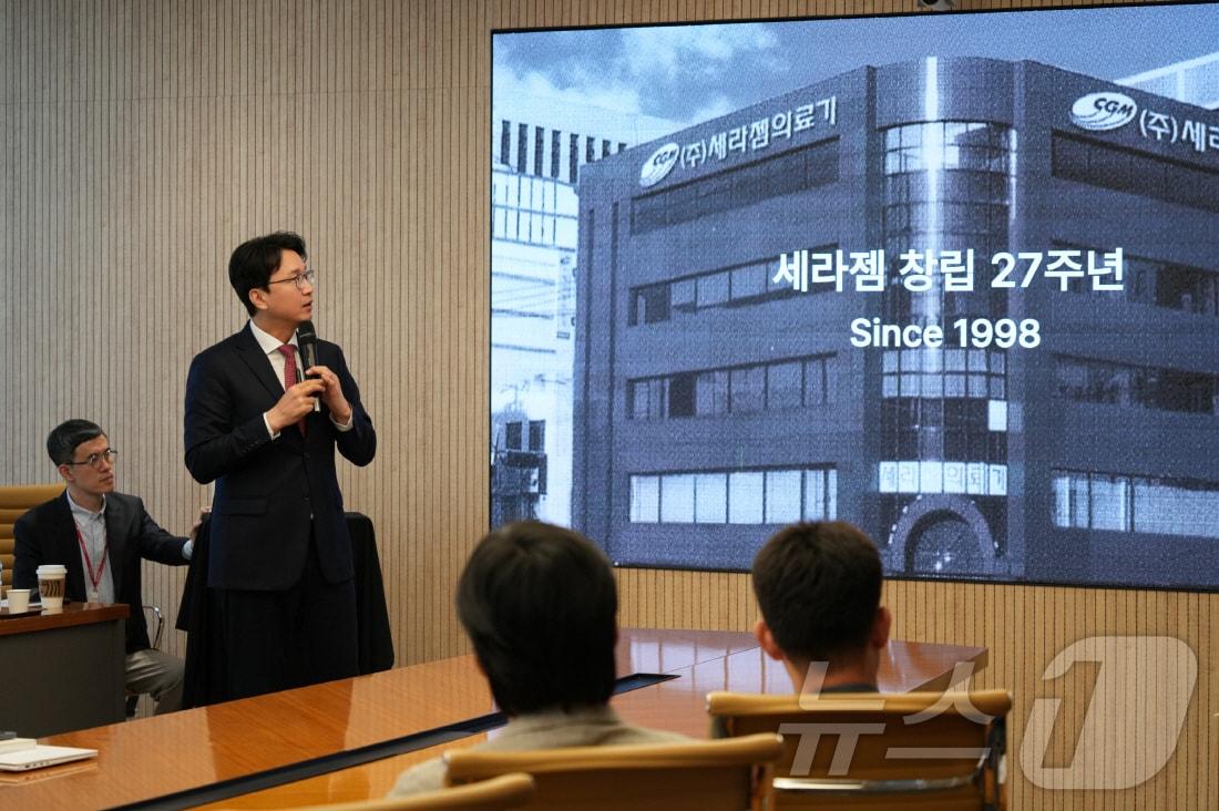 본문 이미지 - 22일 열린 세라젬 창립 27주년 타운홀미팅에서 이경수 대표이사 사장이 임직원에게 회사 비전에 대한 메시지를 전하고 있다. &#40;세라젬 제공. 재판매 및 DB금지&#41; ⓒ News1 장시온 기자