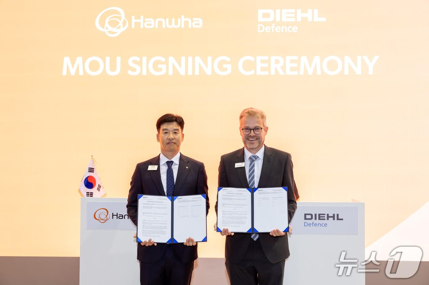 한화시스템과 딜디펜스가 아이리스-T SLM 내 다기능레이다&#40;MFR&#41; 공급을 위한 사업협력 MOU’를 체결했다&#40;한화시스템 제공&#41;