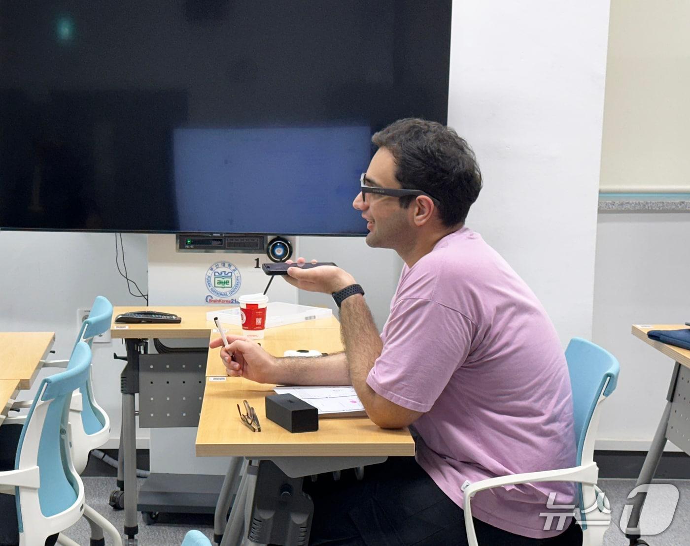 본문 이미지 - 부산대학교에서 시연 중인 &#39;AI 통번역 안경&#39;. &#40;부산대 제공. 재판매 및 DB 금지&#41;