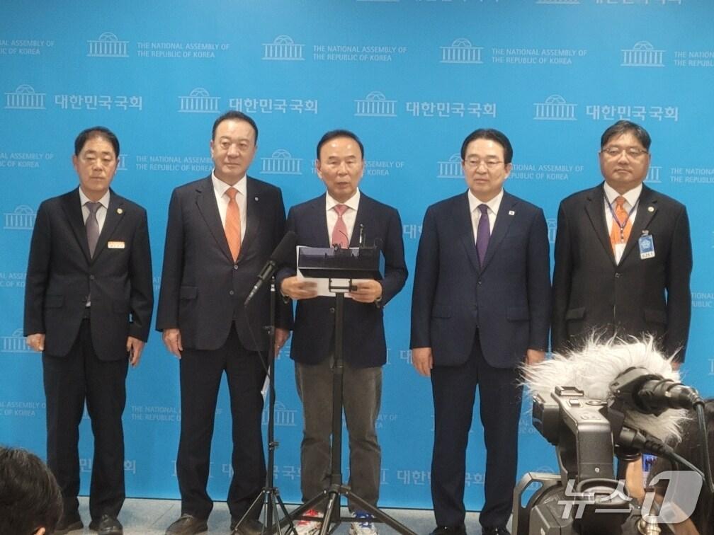 본문 이미지 - 23일 오전 국회 국민의힘 박덕흠 의원&#40;가운데&#41;과 정 ·관계 인사들이 국회에서 기자회견을 열고 농어촌 기본소득 시범사업 대상지 배제에 따른 입장을 밝히고 있다.&#40;옥천군 제공. 재판매 및 DB금지&#41; /뉴스1