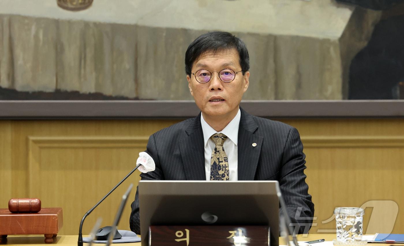 본문 이미지 - 이창용 한국은행 총재가 23일 오전 서울 중구 한국은행 본관에서 금융통화위원회 본회의를 주재하고 있다. 2025.10.23/뉴스1 ⓒ News1 사진공동취재단