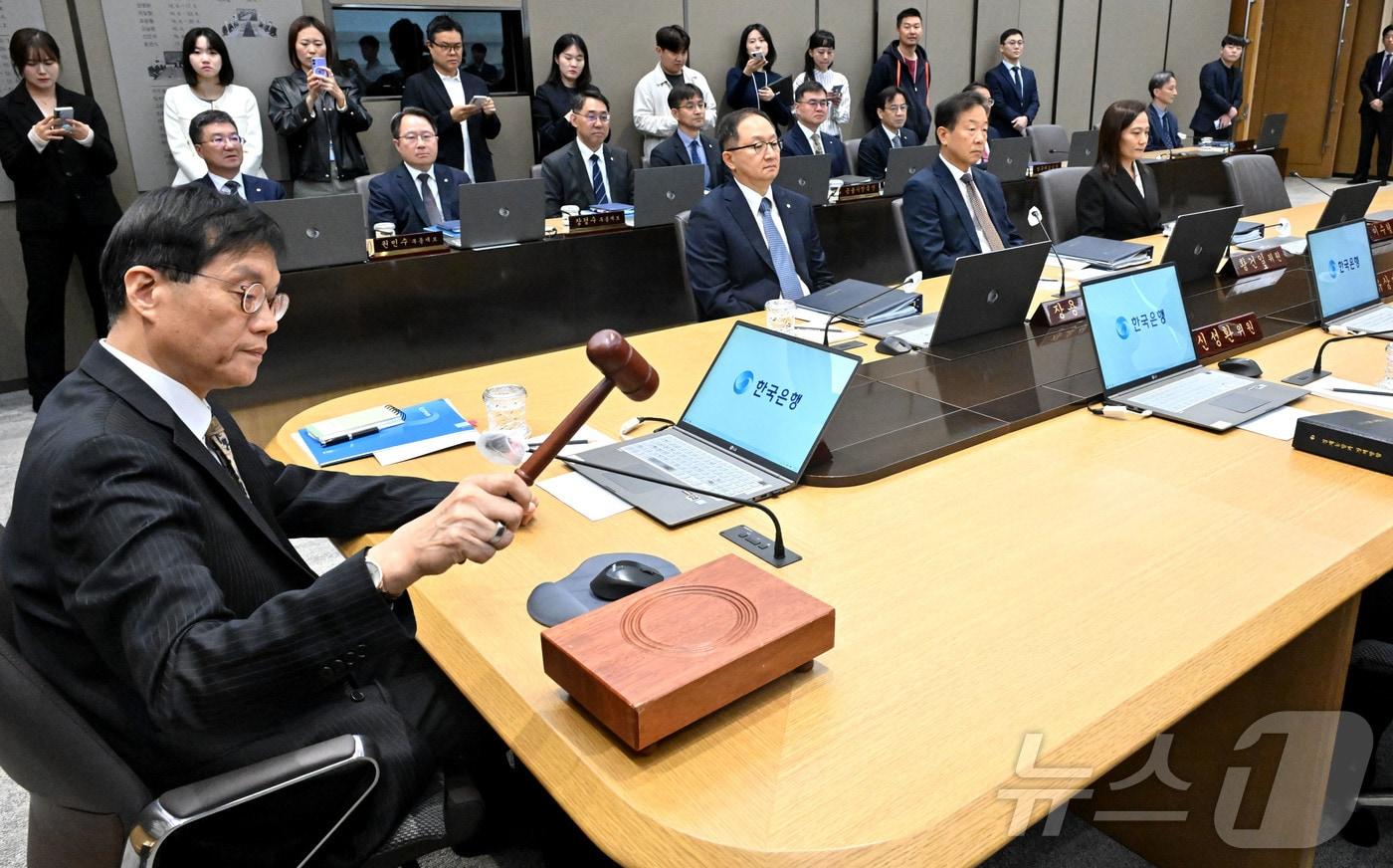 이창용 한국은행 총재가 지난달 23일 오전 서울 중구 한국은행에서 열린 금융통화위원회 본회의에 참석해 의사봉을 두드리고 있다. 2025.10.23/뉴스1 ⓒ News1 사진공동취재단