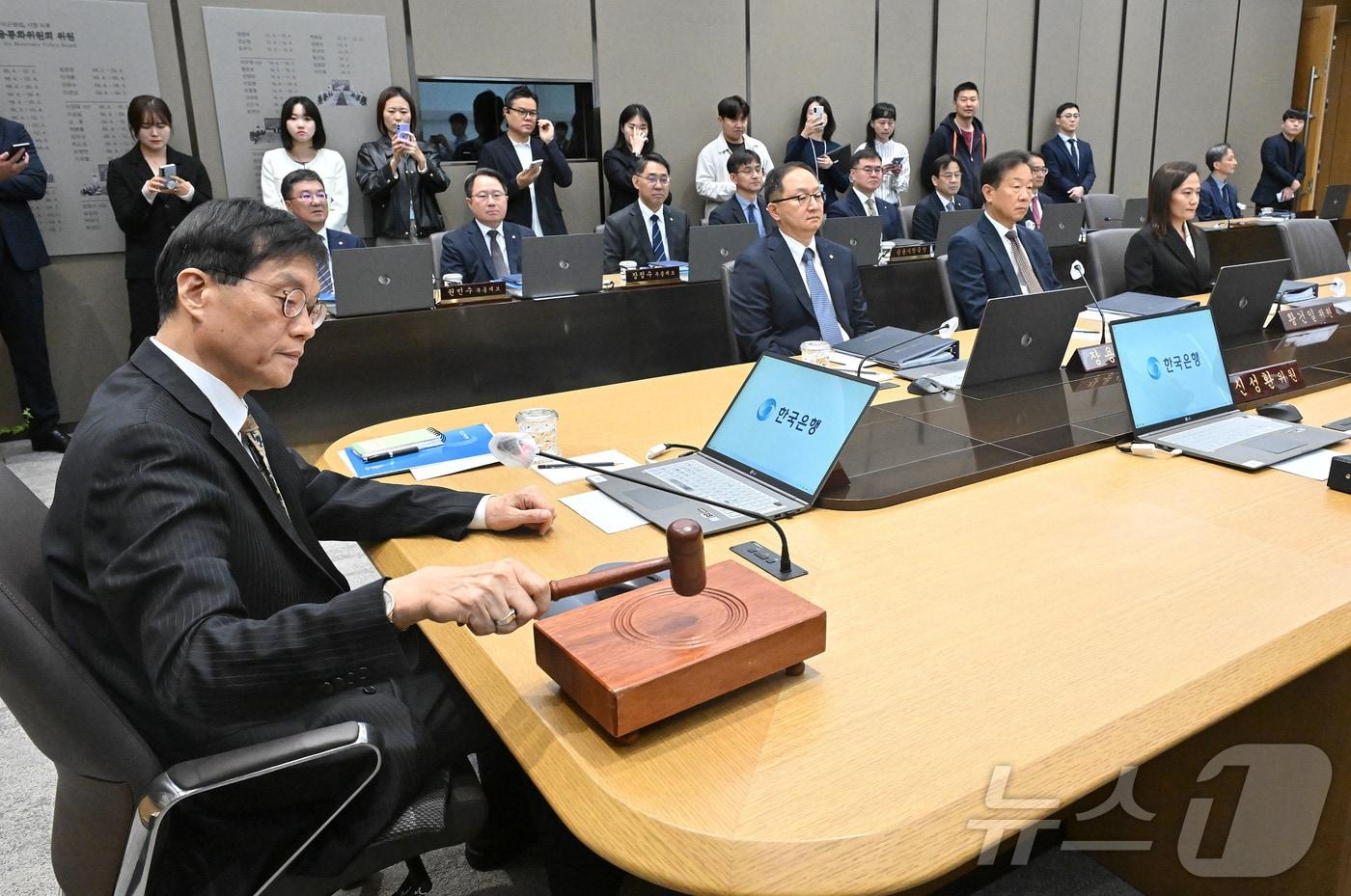 이창용 한국은행 총재가 23일 오전 서울 중구 한국은행에서 열린 금융통화위원회 본회의에 참석해 의사봉을 두드리고 있다. 2025.10.23/뉴스1 ⓒ News1 사진공동취재단