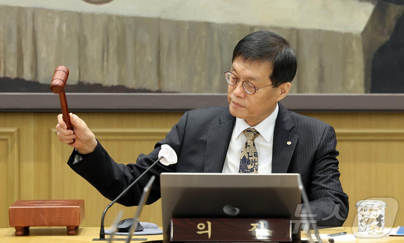 이창용 한국은행 총재가 23일 오전 서울 중구 한국은행 본관에서 열린 금융통화위원회 본회의에서 의사봉을 두드리고 있다. ⓒ News1 사진공동취재단