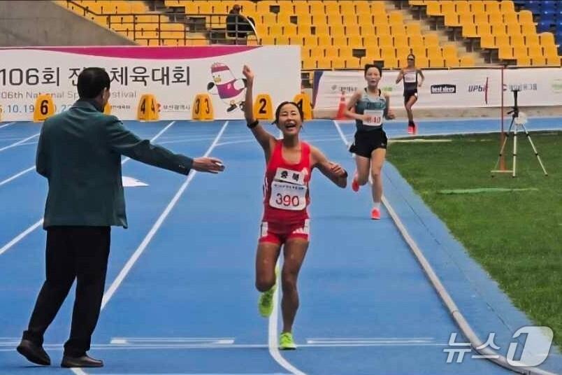 본문 이미지 -  충주시청 육상팀 임예진 선수의 106회 전국체전 육상 1만m 종목 결승선 통과 모습.(충주시 제공. 재판매 및 DB금지)/뉴스1