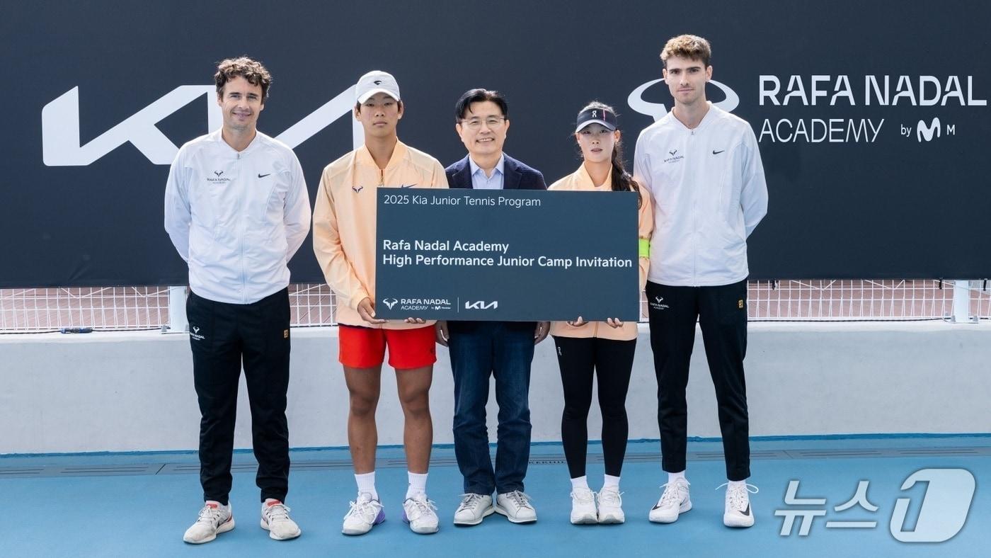 기아 주니어 테니스 프로그램에서 우수한 기량을 보여준 김시윤, 홍예리 선수와 기아 고객경험본부장 류창승 전무, 라파 나달 아카데미 소속 코치진이 기념 사진을 촬영하고 있는 모습. &#40;왼쪽부터&#41; 라파 나달 아카데미 소속 토메오 살바&#40;Tomeu Salva&#41; 코치, 김시윤 선수, 기아 고객경험본부장 류창승 전무, 홍예리 선수, 라파 나달 아카데미 소속 마크 고메즈 마르티네즈&#40;Marc Gomez Martinez&#41; 코치 &#40;기아 제공&#41;