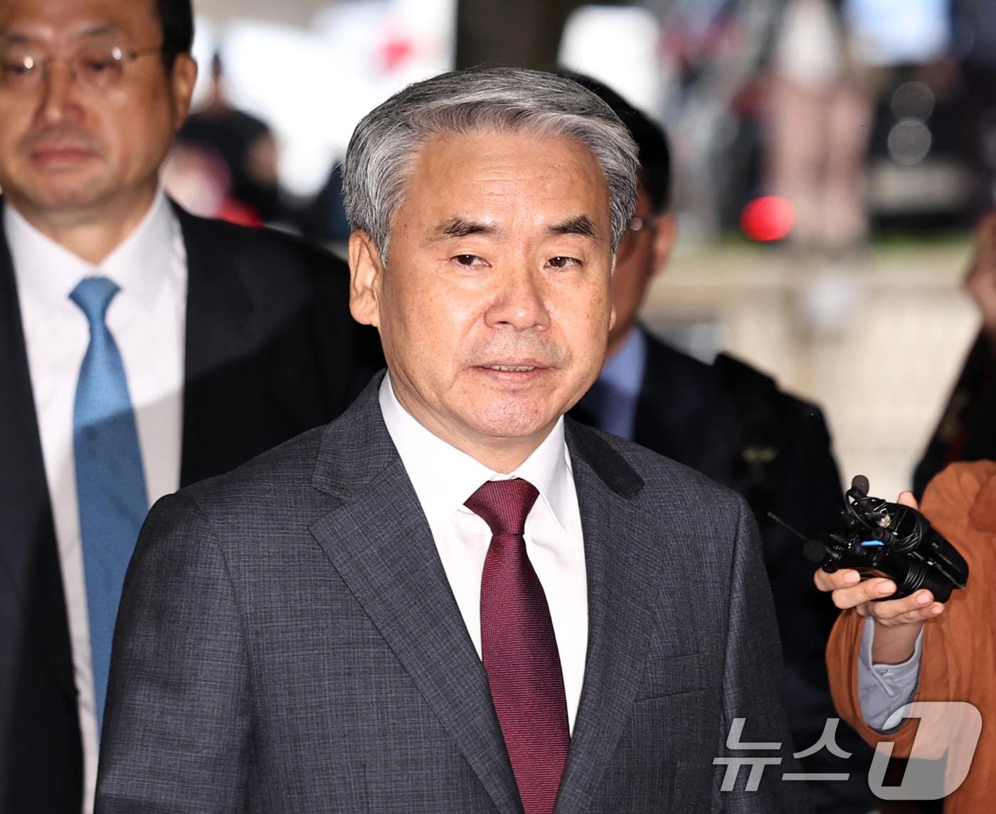 본문 이미지 - 채상병 순직 및 수사 외압·은폐 의혹의 핵심 피의자인 이종섭 전 국방부 장관이 23일 오전 서초구 서울중앙지방법원에서 열린 구속 전 피의자 심문&#40;영장실질심사&#41;에 출석하고 있다. 2025.10.23/뉴스1 ⓒ News1 구윤성 기자