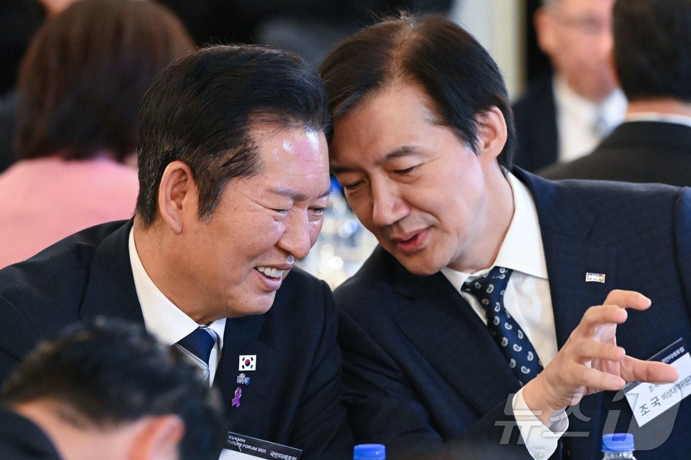 정청래 더불어민주당 대표와 조국 조국혁신당 비상대책위원장이 23일 서울 영등포구 CCMM빌딩에서 열린 2025 국민미래포럼 &#39;선도국가로의 퀀텀점프 : 과학기술이 여는 새로운 성장’에서 만나 대화를 하고 있다. 2025.10.23/뉴스1 ⓒ News1 국회사진기자단