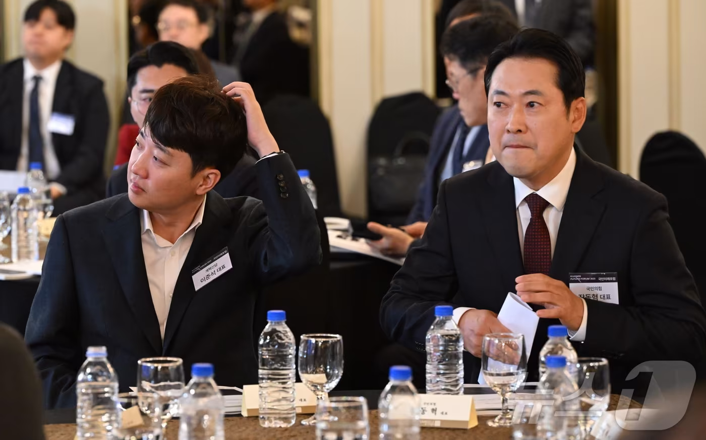 장동혁 국민의힘 대표와 이준석 개혁신당 대표가 23일 서울 영등포구 CCMM빌딩에서 열린 2025 국민미래포럼 &#39;선도국가로의 퀀텀점프 : 과학기술이 여는 새로운 성장’에 참석해 있다, 2025.10.23/뉴스1 ⓒ News1 국회사진기자단