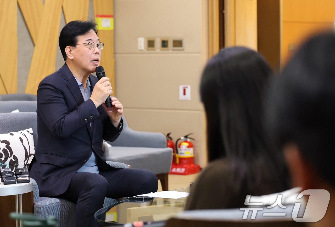 캄보디아 납치·감금 사태 관련 현장 국정감사를 마치고 돌아온 송언석 국민의힘 원내대표가 23일 오전 인천국제공항 제1터미널에서 열린 캄보디아 사태 관련 기자간담회에서 발언하고 있다. 2025.10.23/뉴스1 ⓒ News1 오대일 기자