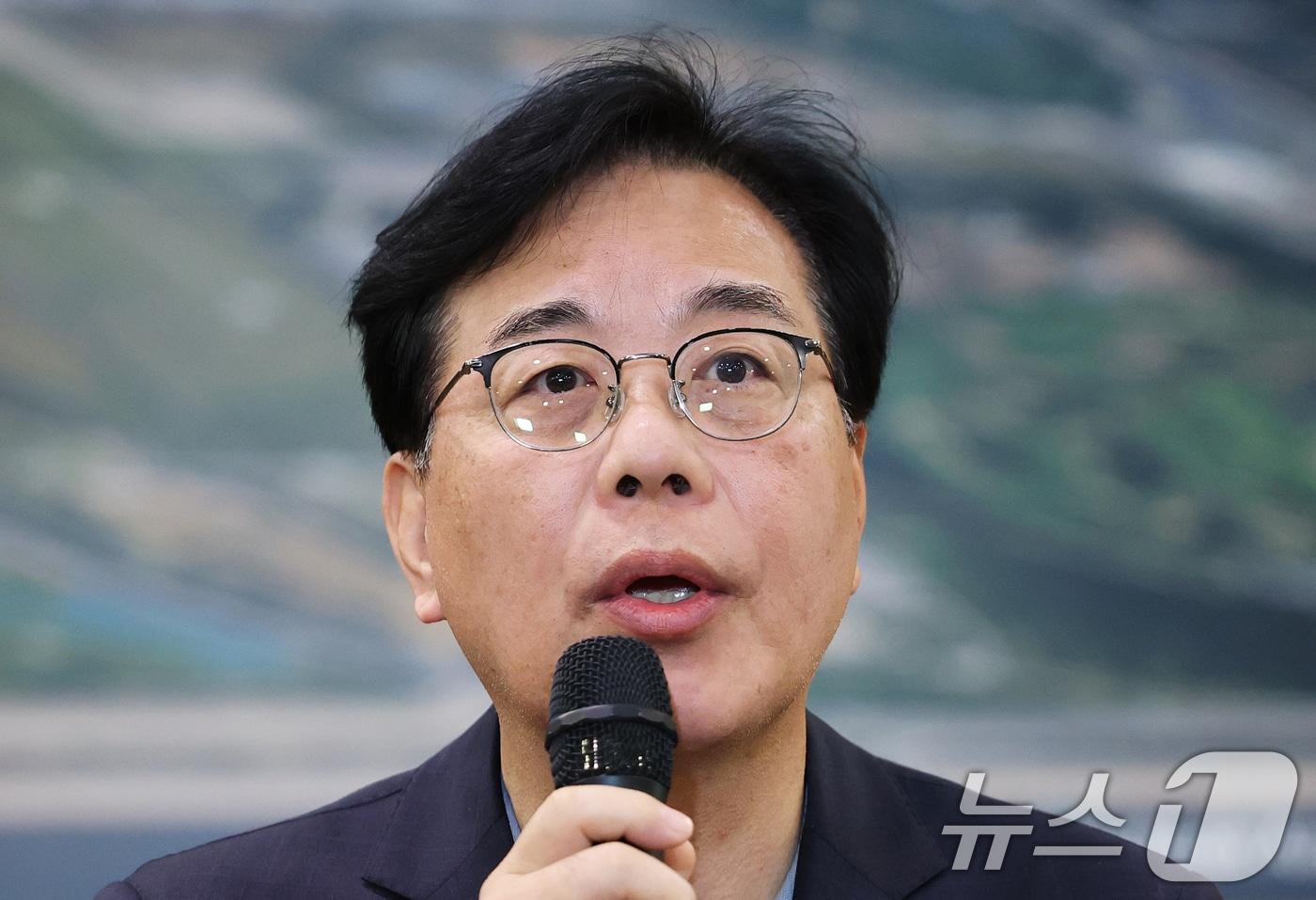 캄보디아 납치·감금 사태 관련 현장 국정감사를 마치고 돌아온 송언석 국민의힘 원내대표가 23일 오전 인천국제공항 제1터미널에서 열린 캄보디아 사태 관련 기자간담회에서 발언하고 있다. 2025.10.23/뉴스1 ⓒ News1 오대일 기자