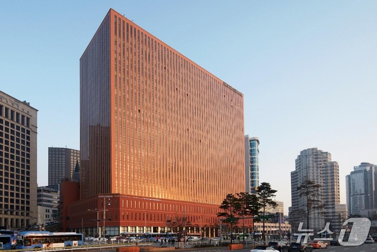 본문 이미지 - 차 여성의학연구소 서울역이 위치한 서울 중구 서울스퀘어. 차 여성의학연구소 서울역은 이 건물 2층에 있다.(차 여성의학연구소 서울역 제공)