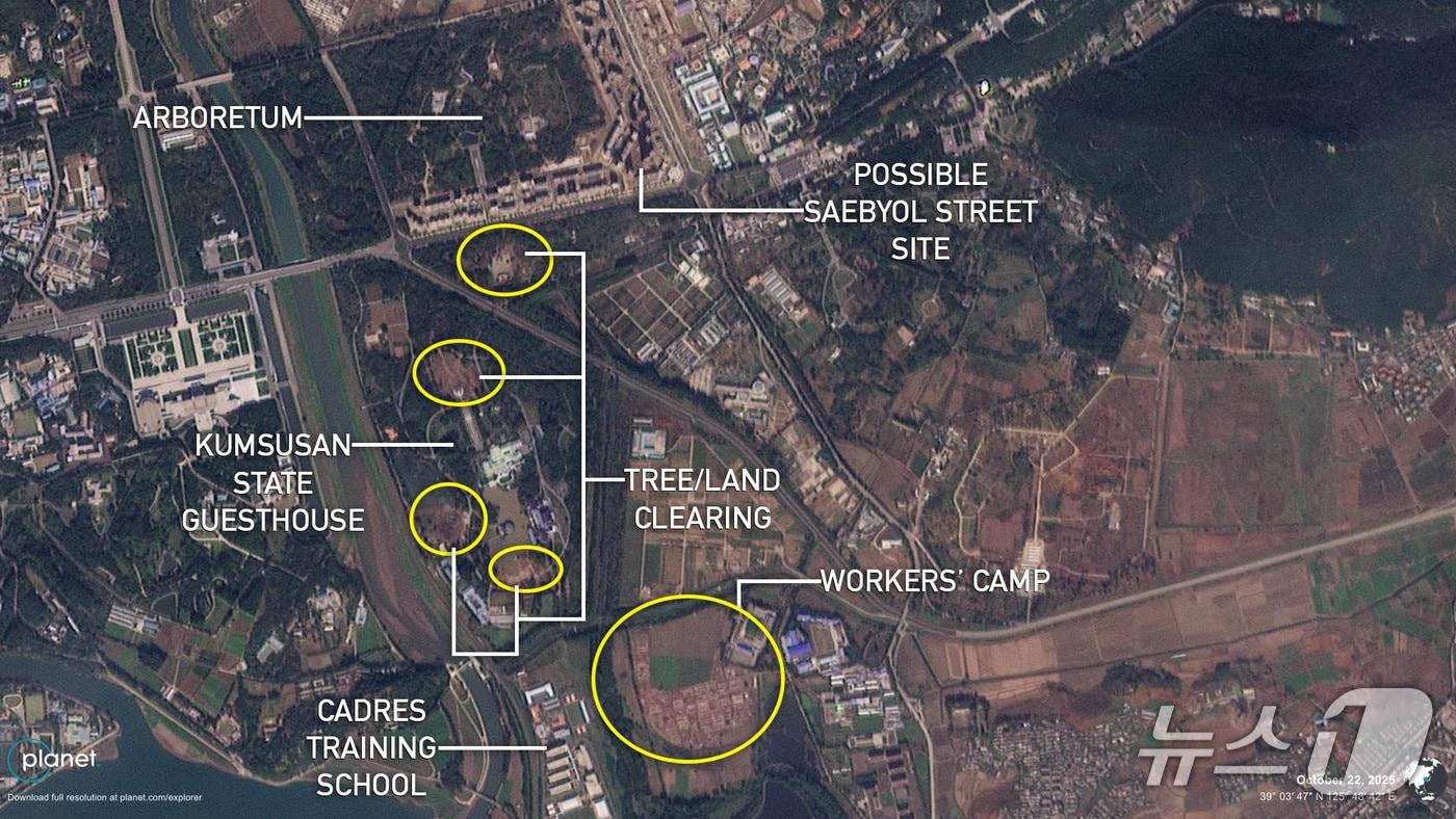 위성 데이터 분석 기업 플래닛랩스가 지난 22일 촬영한 금수산 영빈관 인근의 위성사진. NK뉴스는 영빈관 인근에 건설 노동자를 위한 캠프가 설치됐다며 영빈관이 대규모 공사에 들어간 것으로 추정했다.&#40;NK뉴스 갈무리&#41;.