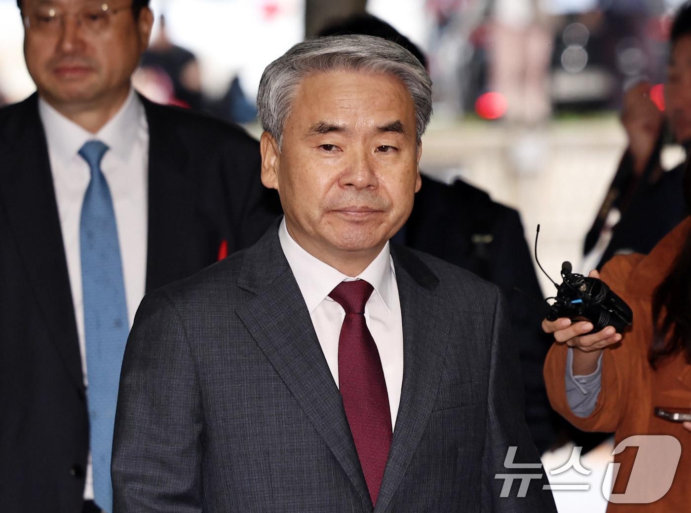 본문 이미지 - 채상병 순직 및 수사 외압·은폐 의혹의 핵심 피의자인 이종섭 전 국방부 장관이 23일 오전 서초구 서울중앙지방법원에서 열린 구속 전 피의자 심문(영장실질심사)에 출석하고 있다. 2025.10.23 ⓒ 뉴스1 구윤성 기자