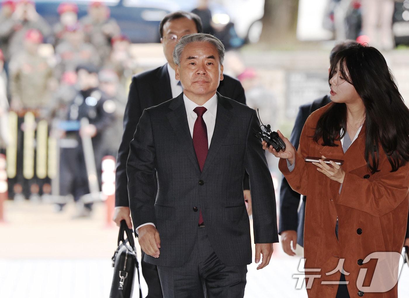 본문 이미지 - 채상병 순직 및 수사 외압·은폐 의혹의 핵심 피의자인 이종섭 전 국방부 장관이 23일 오전 서초구 서울중앙지방법원에서 열린 구속 전 피의자 심문(영장실질심사)에 출석하고 있다. 2025.10.23/뉴스1 ⓒ News1 구윤성 기자