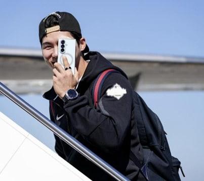 본문 이미지 - LA 다저스 김혜성이 23일(한국시간) 토론토로 향하는 구단 전용기에 오르고 있다. (LA 다저스 SNS 캡처)